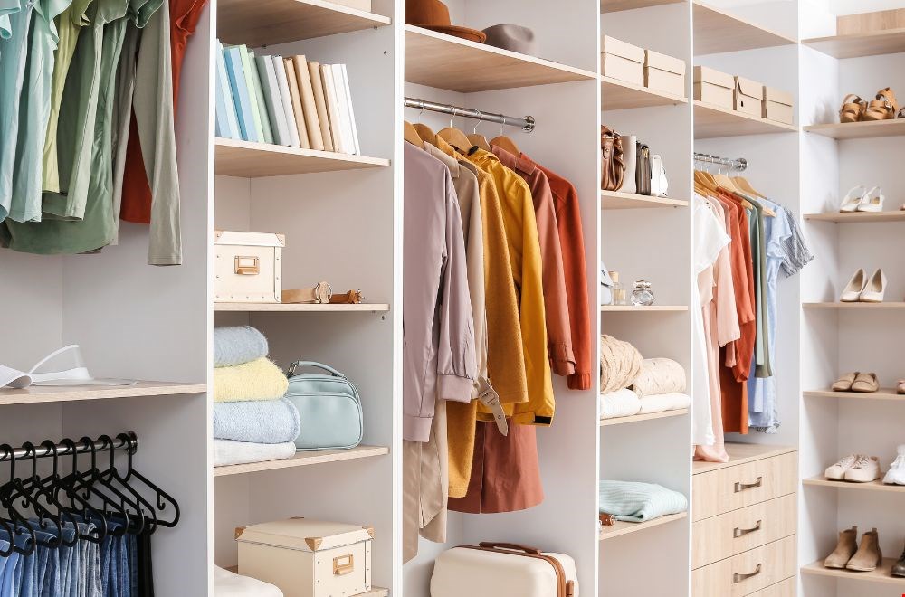 Stijlvol en praktisch: tips voor het inrichten van je kledingkast Stijlvol en praktisch: tips voor het inrichten van je kledingkast